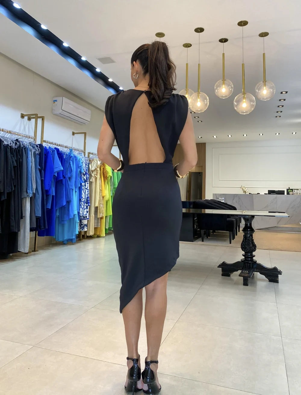 Vanya - Robe Élégante et Moderne