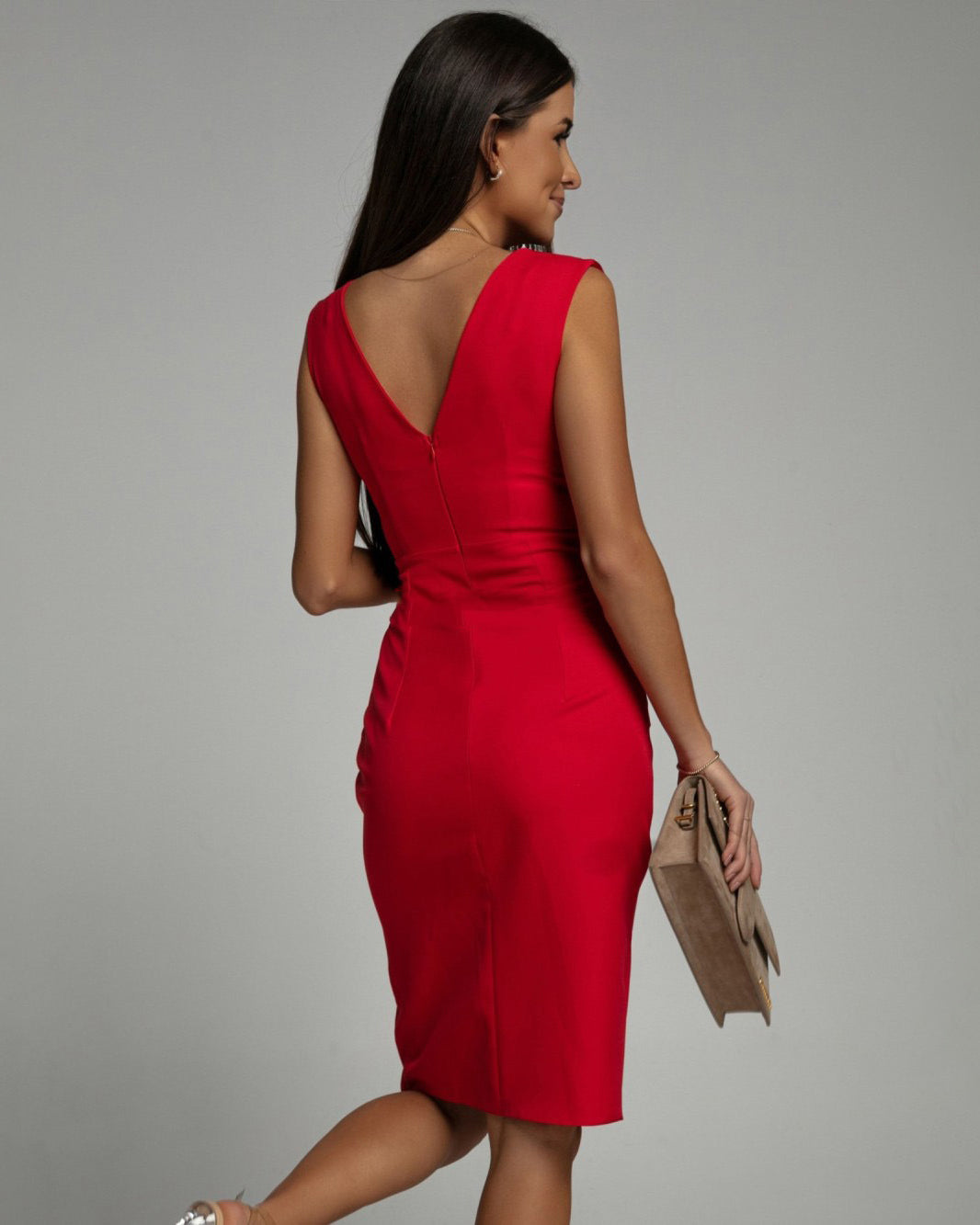 Calyra - Robe ajustée avec décolleté en V et fente