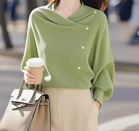 Isavellora - Pull Drapé Élégant à Boutons Dorés