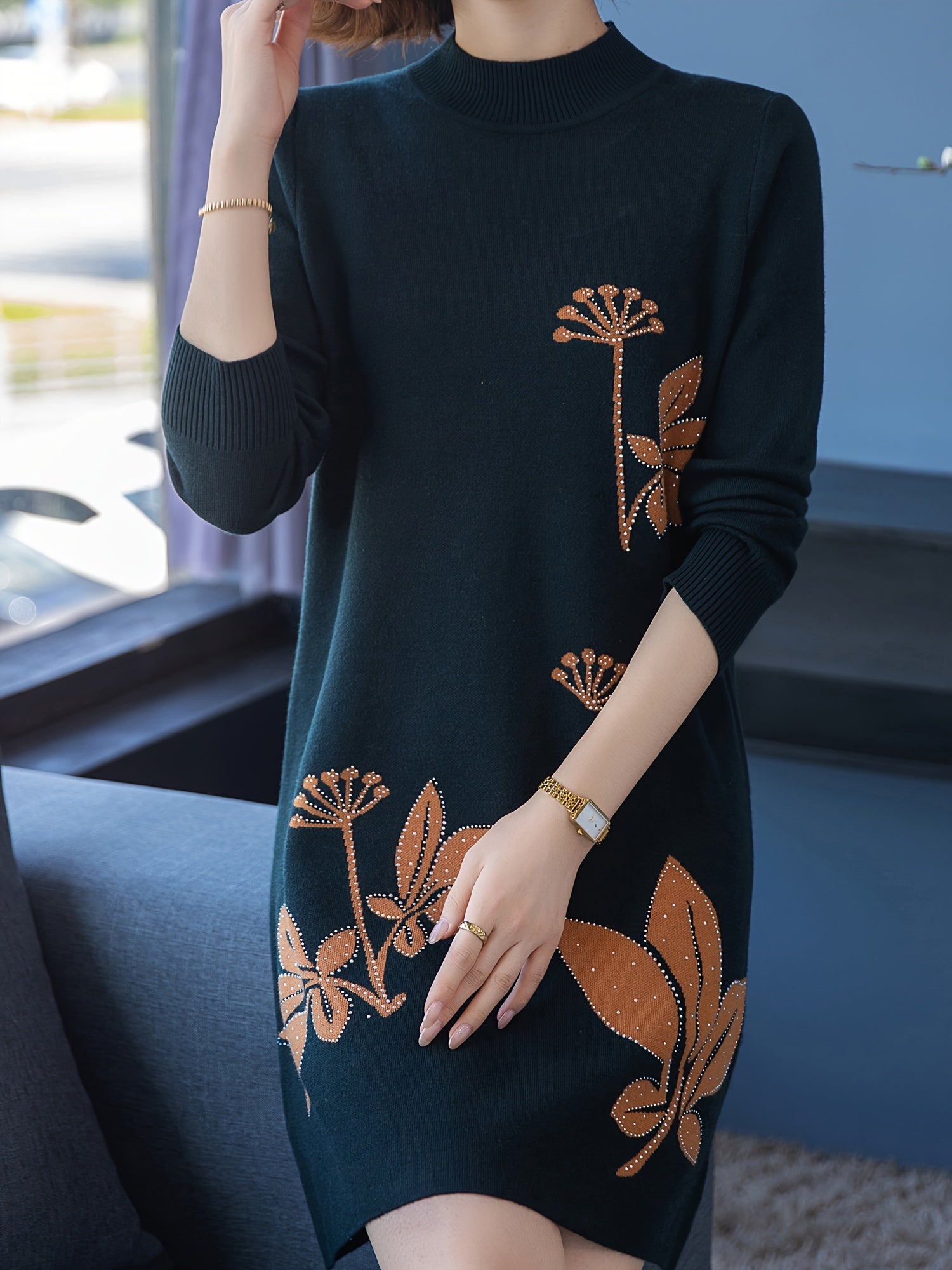 Lourdes - Robe pull fleurie élégante à col rond