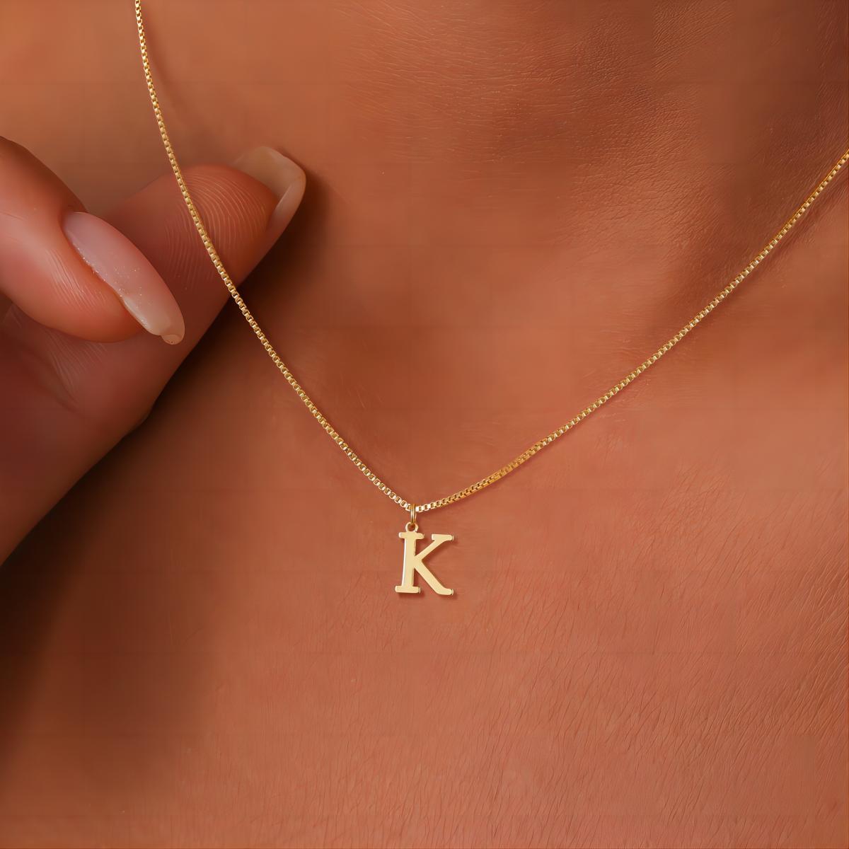 Collier avec des initiales de lettres d'amour