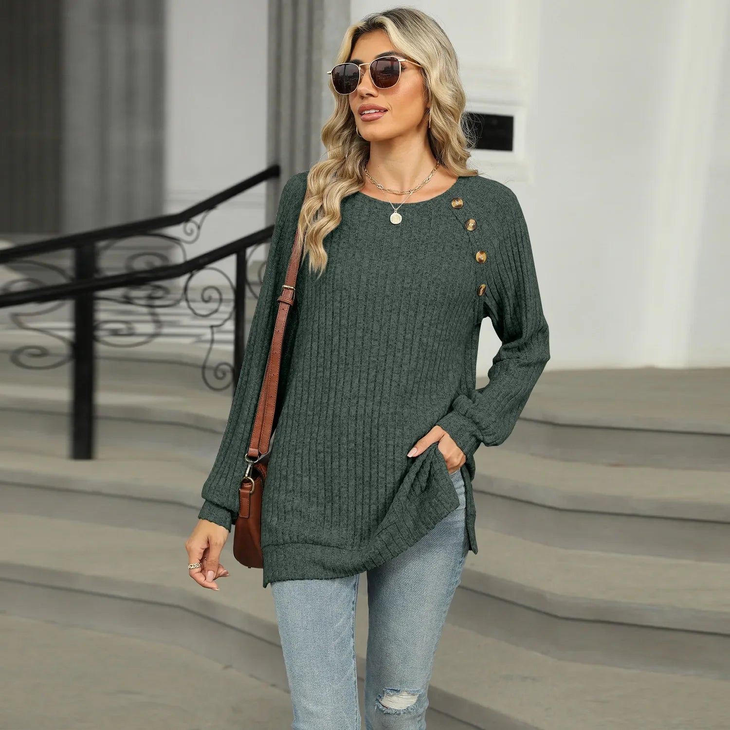 Aline - Pull élégant pour femme avec boutons décoratifs