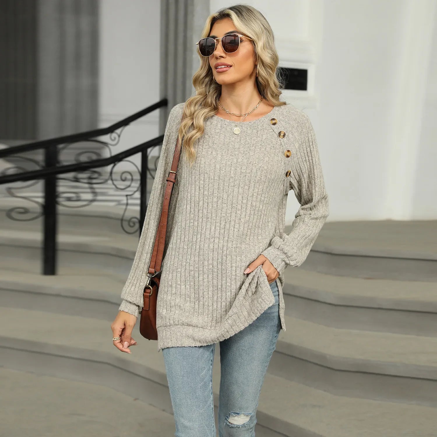 Aline - Pull élégant pour femme avec boutons décoratifs