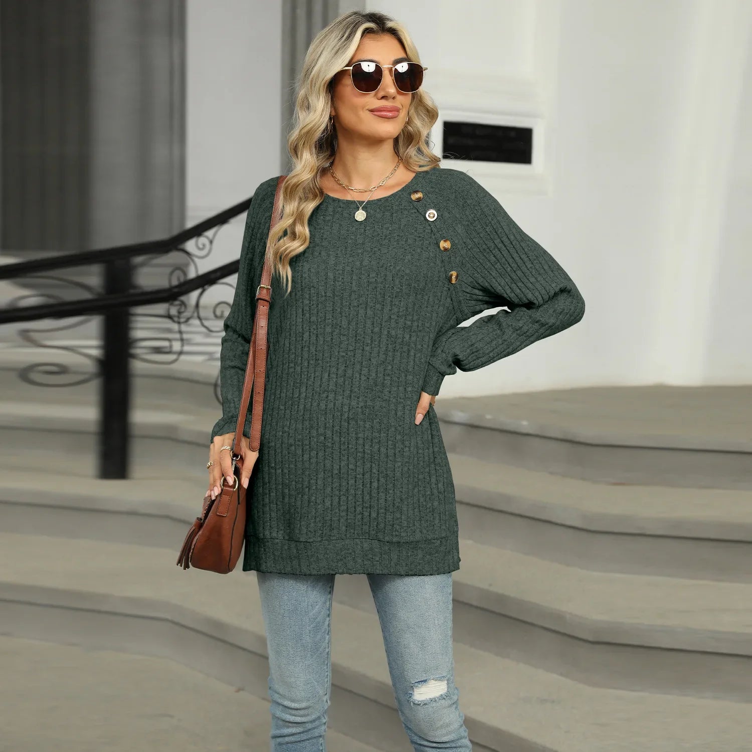 Aline - Pull élégant pour femme avec boutons décoratifs