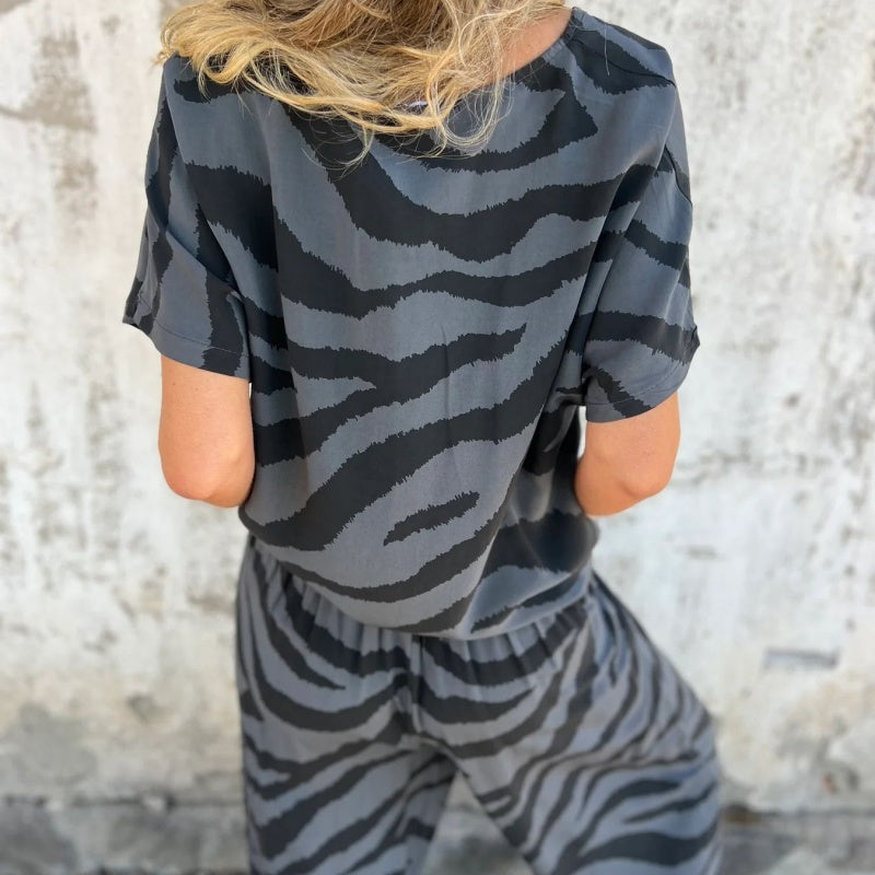 Alina - Ensemble top et pantalon à col en V imprimé zèbre