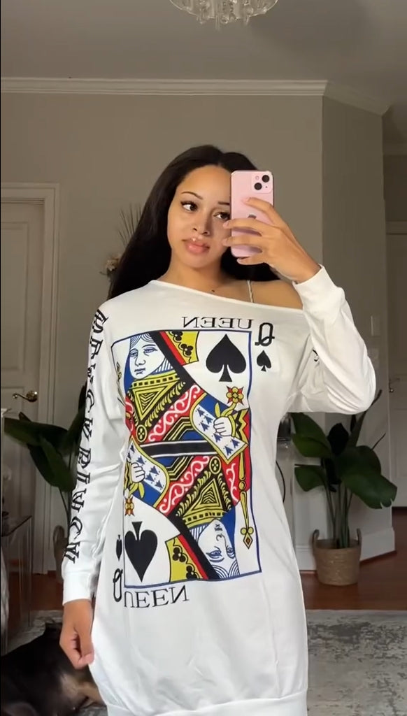 Evarine - Robe à Épaules Tombantes et Imprimé Cartes
