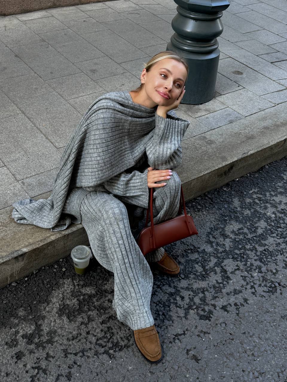 Jeannie - Set bordeaux avec pull et pantalon à jambes larges