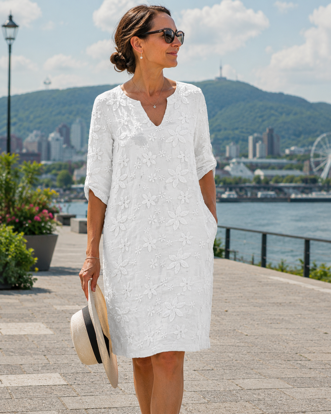 Avenzia - Robe femme blanche à fleurs avec décolleté en V