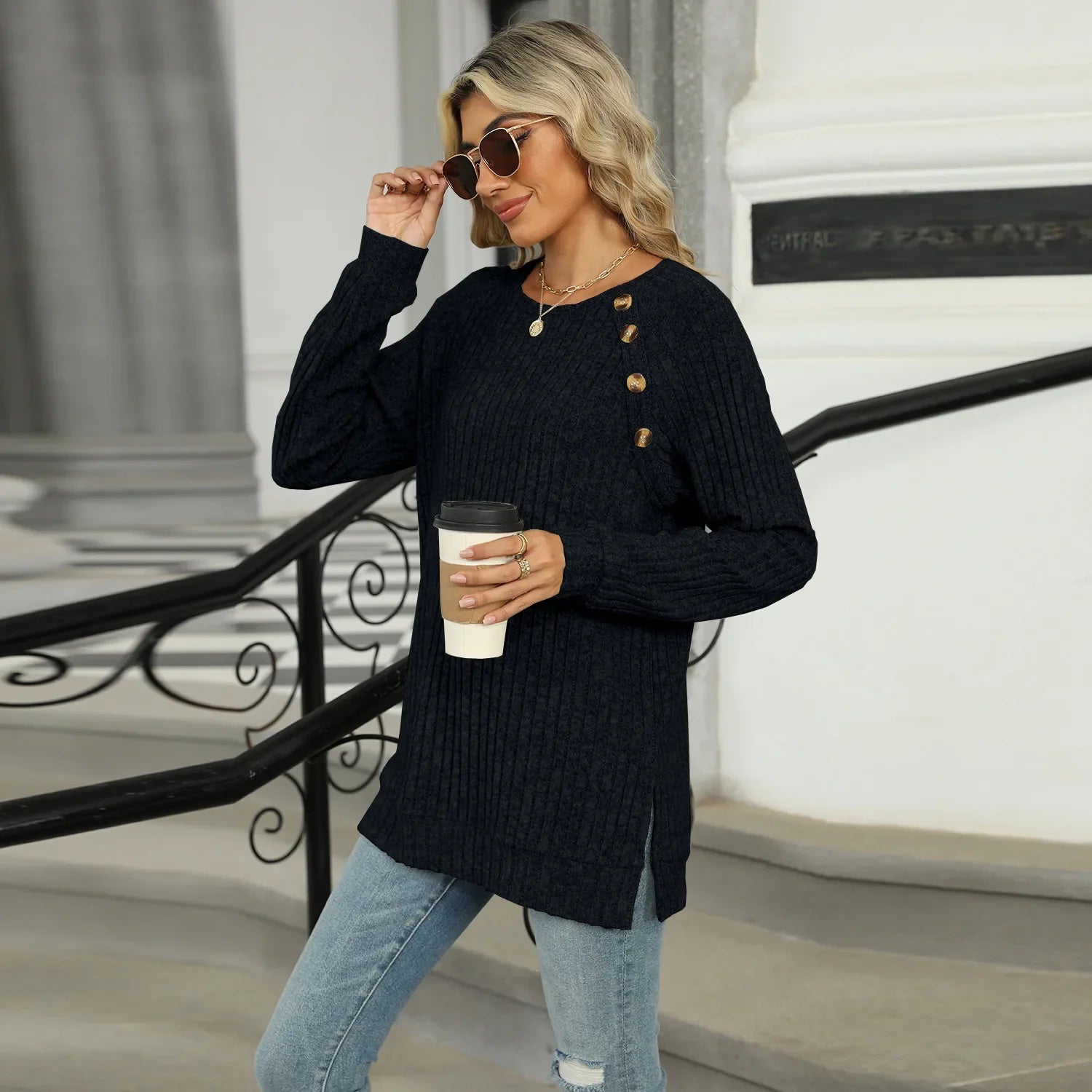 Aline - Pull élégant pour femme avec boutons décoratifs