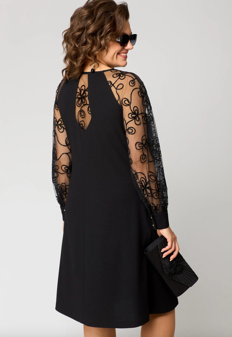 Yvonne - Élégante robe en dentelle, coupe ajustée et fente