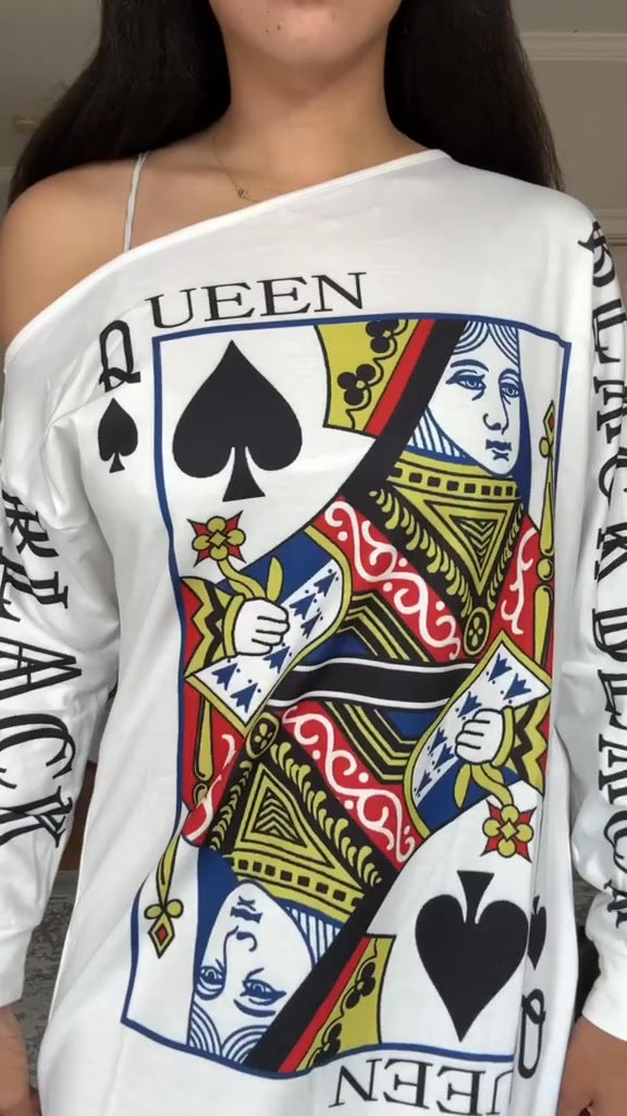 Evarine - Robe à Épaules Tombantes et Imprimé Cartes