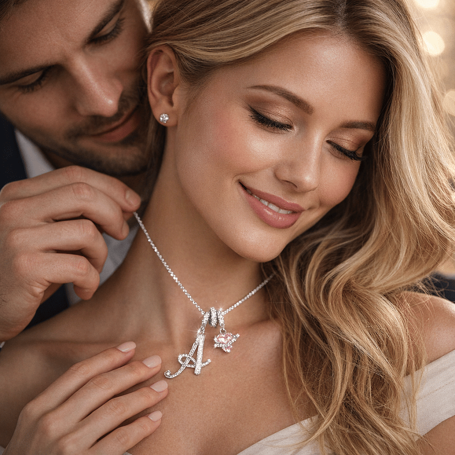 Carmelle - Collier Initiale Avec Cœur Rose Brillant