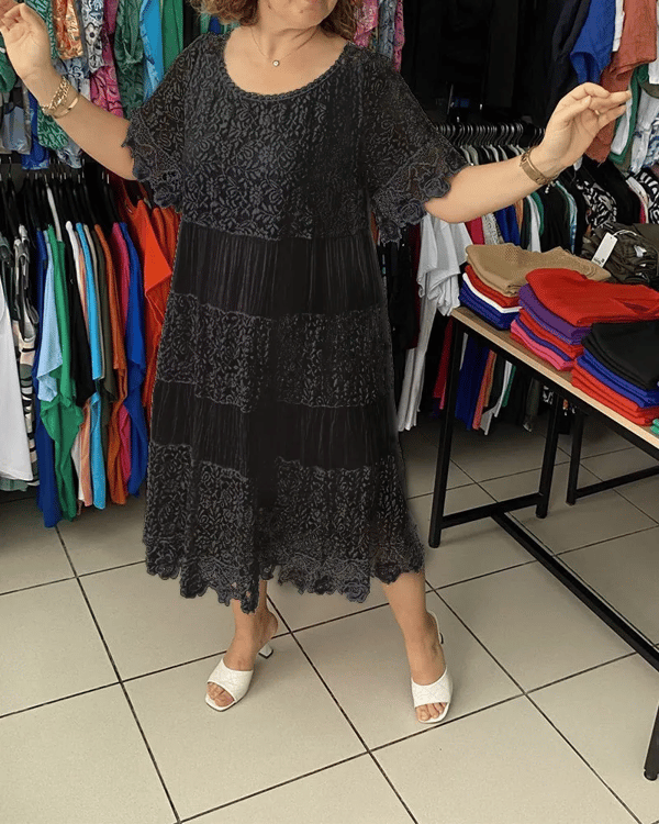 Gwenira - Robe Élégante Unie en Dentelle – Raffinement Subtil pour Toutes les Occasions