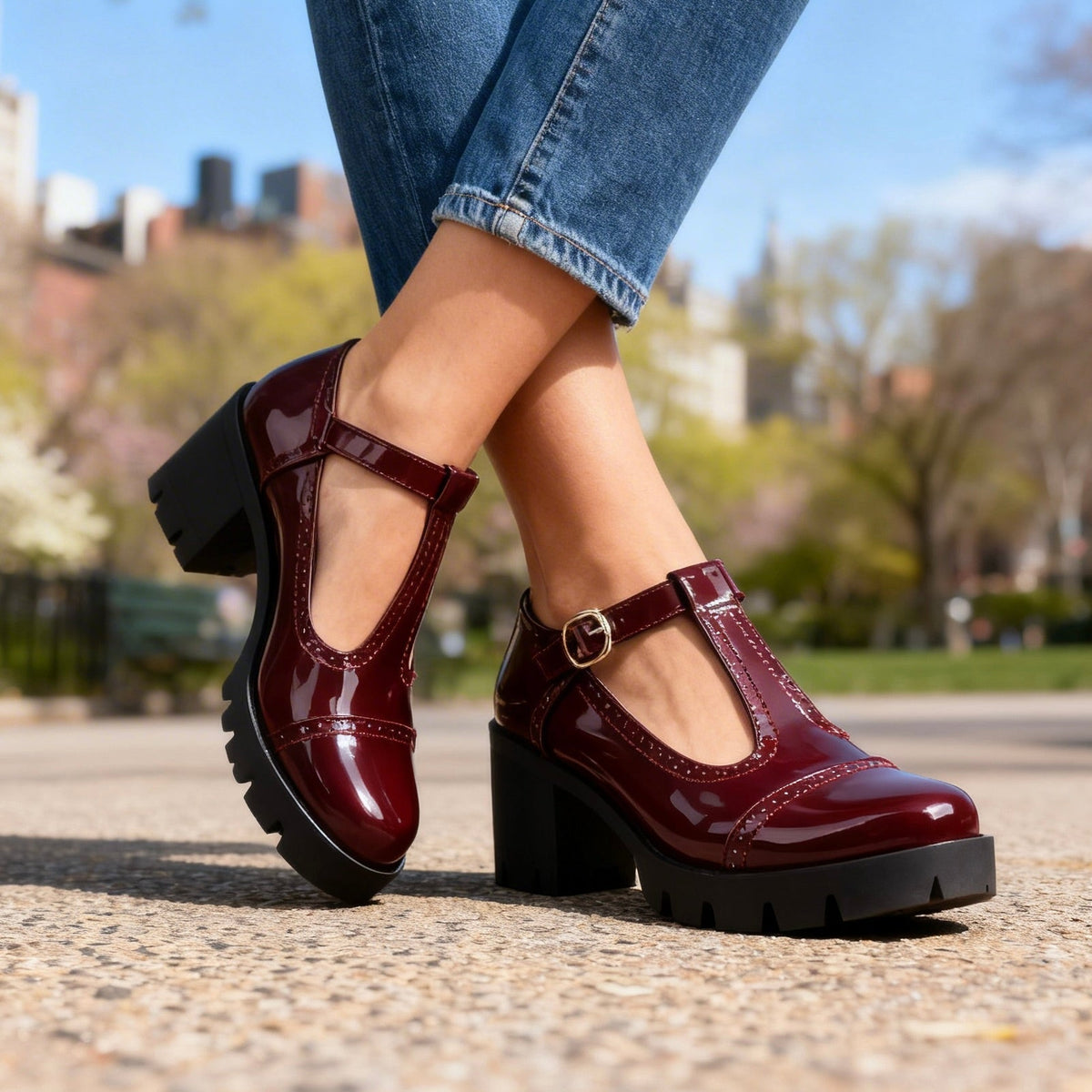 Margje - Chaussures Brogue Femme Vernies à Talon Bloc et Bride en T