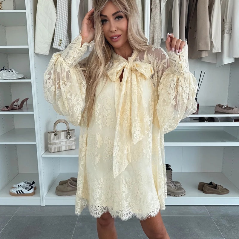Fleur - Robe Mini Élégante en Dentelle avec Nœud